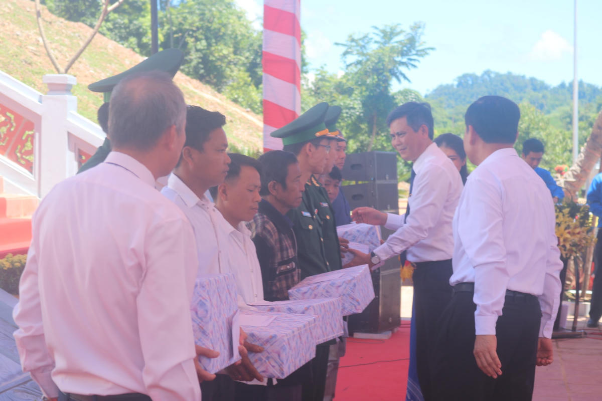 Ông Trần Thắng, Chủ tịch UBND tỉnh Quảng Bình tặng quà cho các đơn vị ở địa phương.