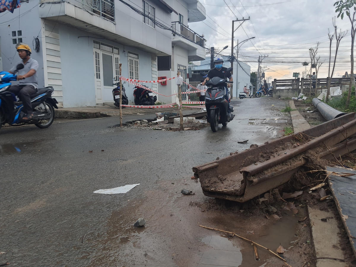 Đơn vị thi công không có biện pháp đảm bảo an toàn, rào chắn sơ sài, ngỗn ngang vật liệu như cái bẫy rất nguy hiểm cho người đi đường, thực tế đã xảy ra nhiều vụ tai nạn giao thông vào ban đêm.