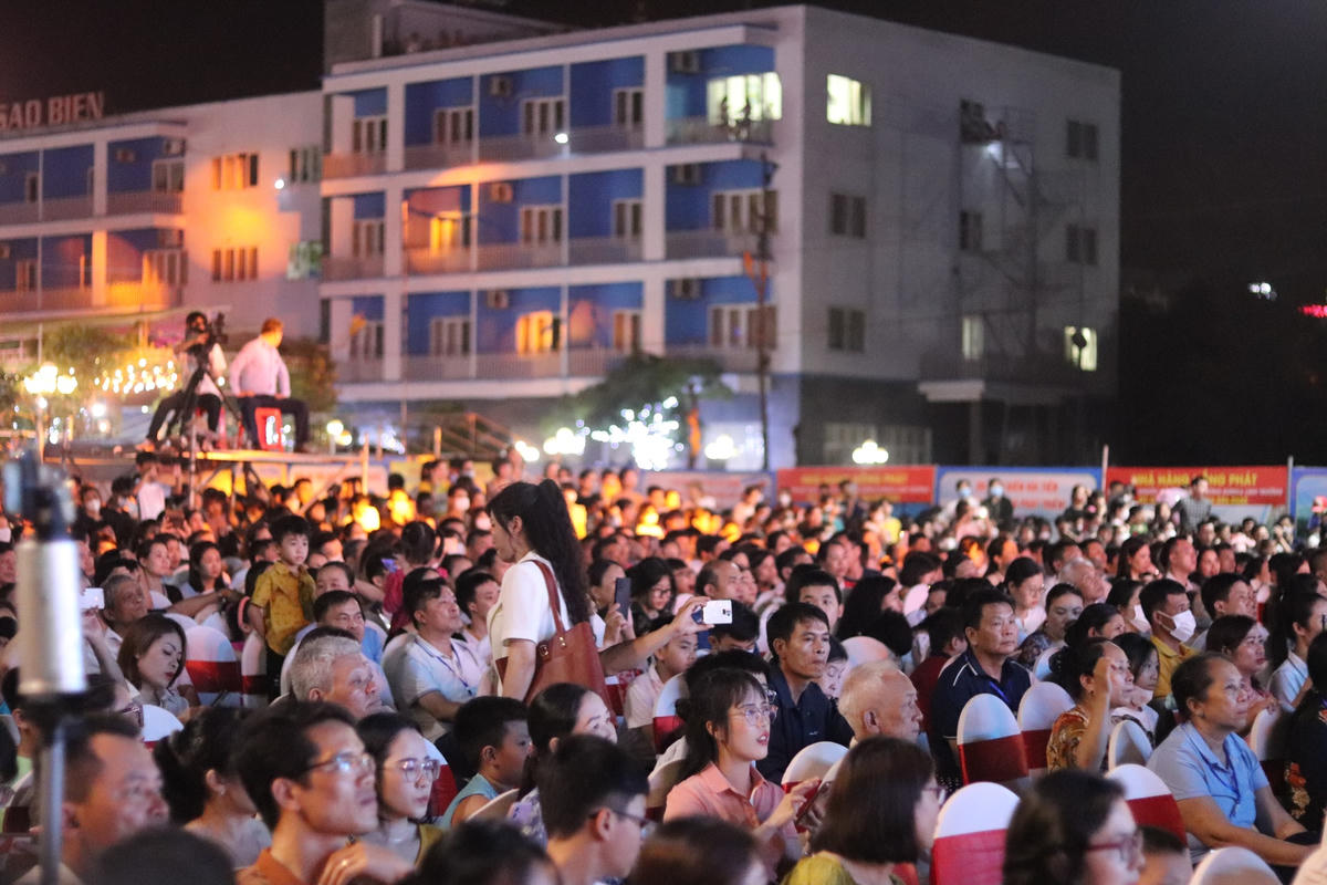 Trong niềm vui sướng khi du lịch quay trở lại, nhiều gia đình đã tranh thủ đến nơi tổ chức lễ hội để cảm nhận bầu không khí sôi động.