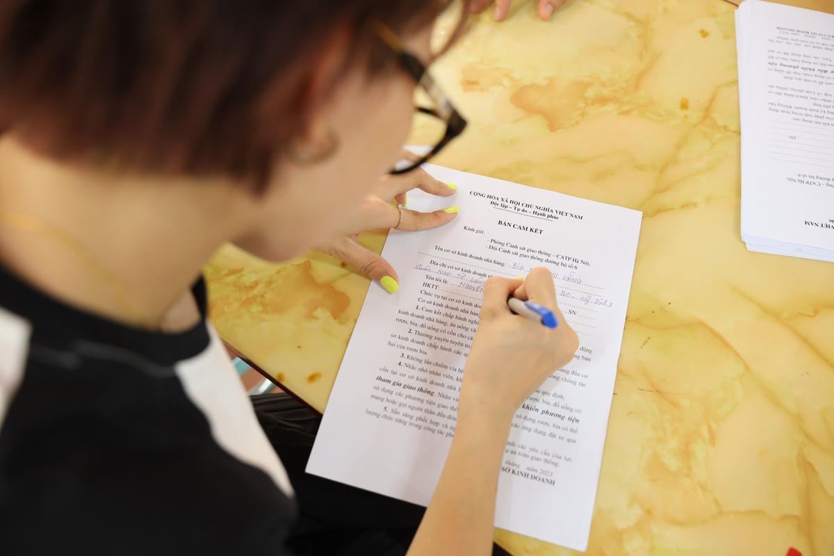 Chủ một quán bia ký cam kết sẽ thực hiện nghiêm quy định về việc chấp hành nghiêm Luật Giao thông đường bộ.