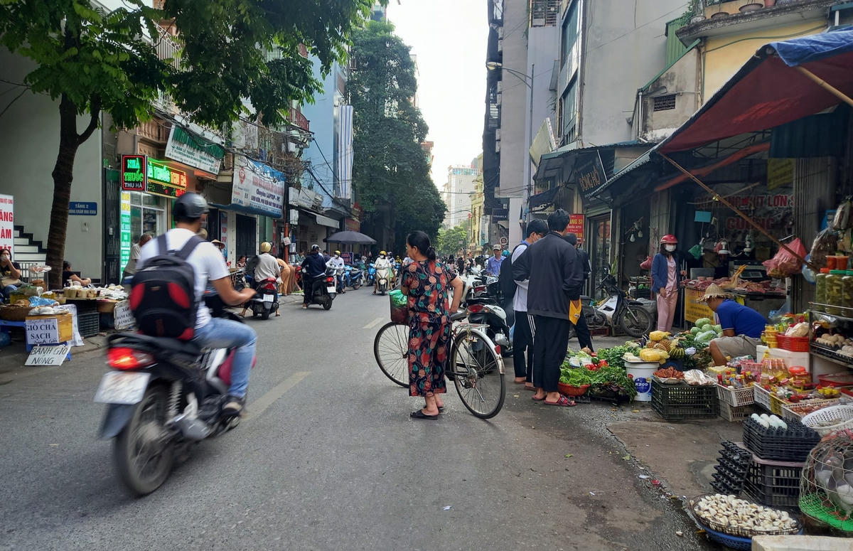 Bất chấp ‘biển cấm’ chợ cóc vẫn hoạt động nhộn nhịp trên đường Trần Quốc Vượng