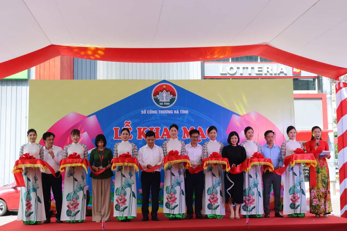 Cắt băng khai mạc Tuần lễ nông sản, sản phẩm OCOP tại Hà Tĩnh