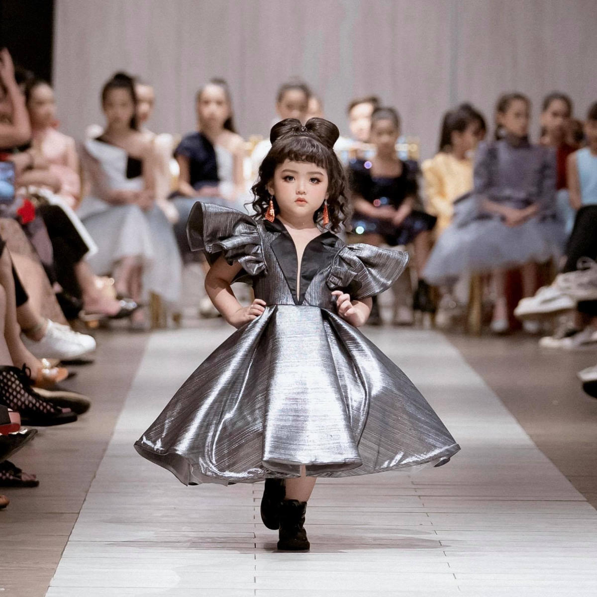 Bên cạnh diễn xuất, Cherry An Nhiên cũng là gương mặt được các nhà thiết kế săn đón. 