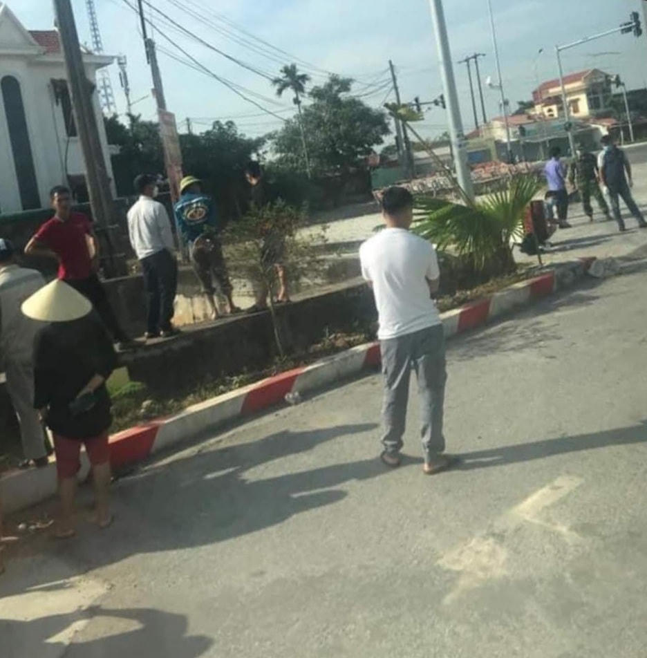 Người dân hiếu kỳ theo dõi vụ việc.