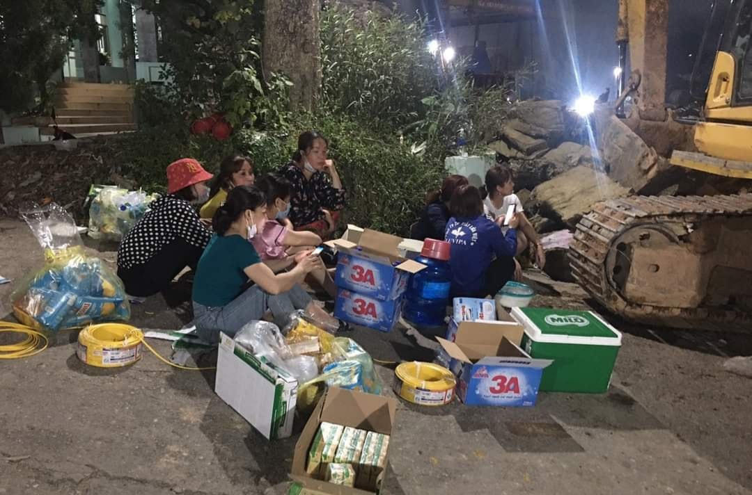 Người dân quanh vùng đã mang nước, đồ ăn cho lực lượng chữa cháy. Ảnh CACC