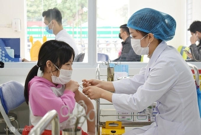 Tiêm vaccine cho trẻ trong Chương trình Tiêm chủng mở rộng. Nguồn ảnh: VnXpress.