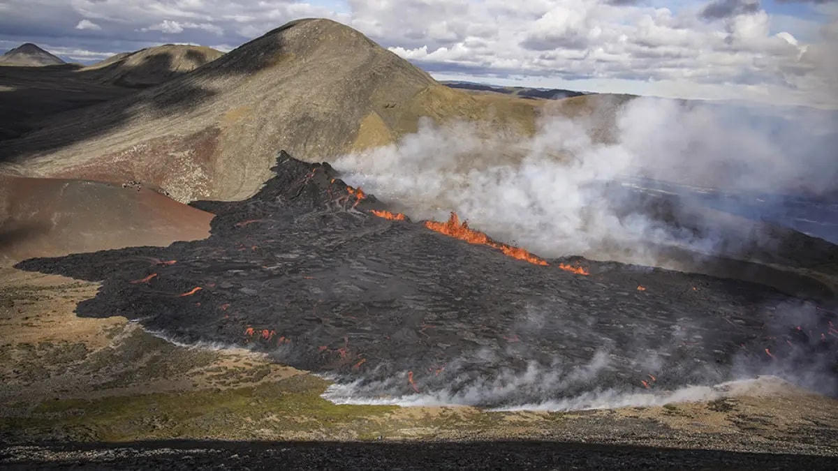 Hơi nước bốc lên và dung nham chảy ra từ núi lửa Fagradalsfjall ở Iceland.
