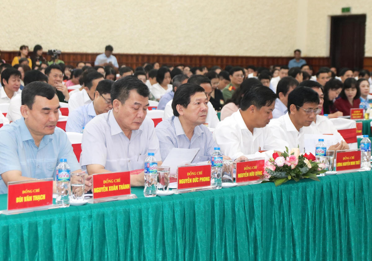 Phó Chủ tịch UBTƯ MTTQ Việt Nam Nguyễn Hữu Dũng cùng các đại biểu tham dự Hội nghị.