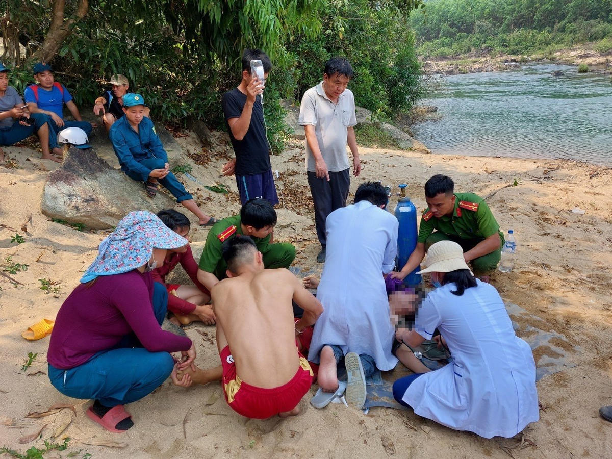 Lực lượng chức năng sơ cứu nạn nhân.