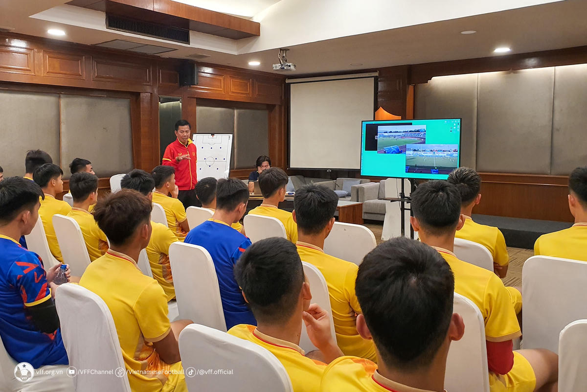 Thầy trò ĐT U23 Việt Nam rút kinh nghiệm sau trận đấu. Ảnh: VFF.