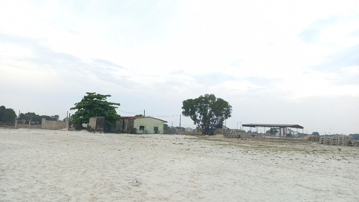 Người dân trong khu vực cho biết, thỉnh thoảng vẫn có người đến dự án làm việc.