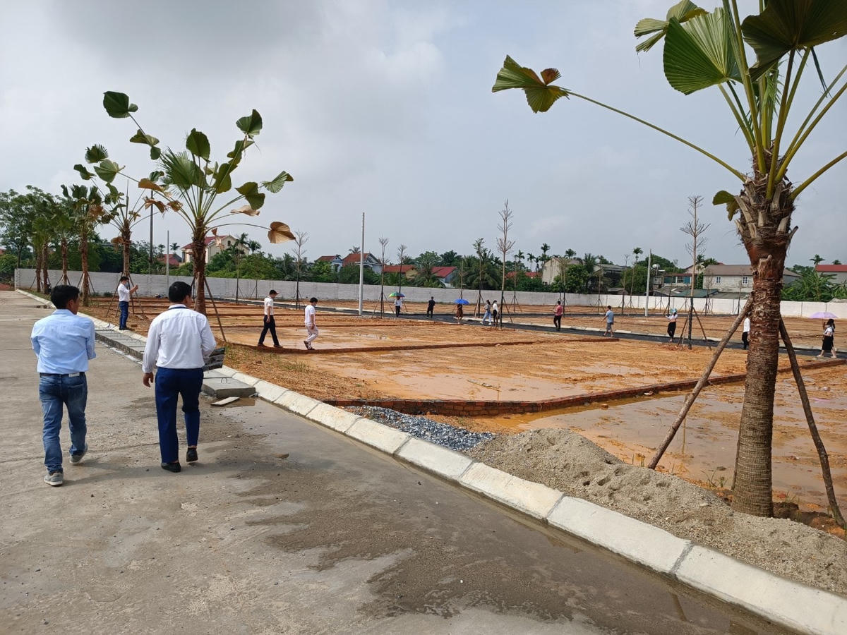 Hiện trạng khu đất được giới thiệu là “dự án Diên Hồng Riverside”.