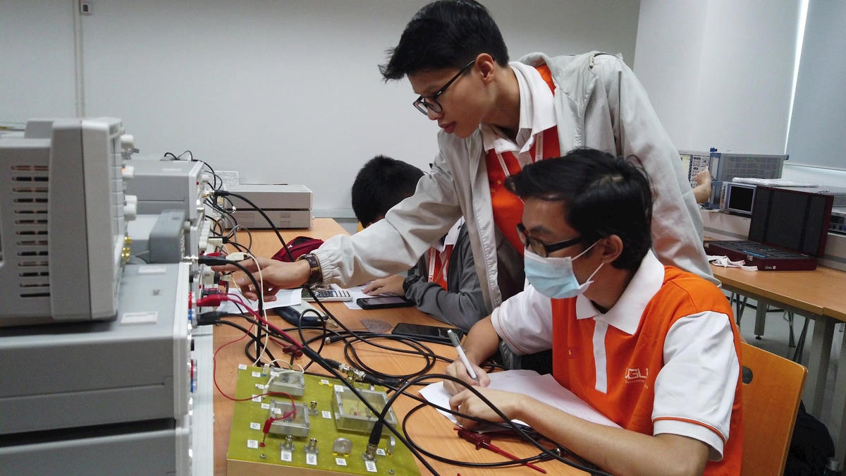 sinh-vien-truong-dai-hoc-viet-duc-thuc-hanh-thiet-ke-vi-mach-tai-phong-thi-nghiem.-2-.jpg