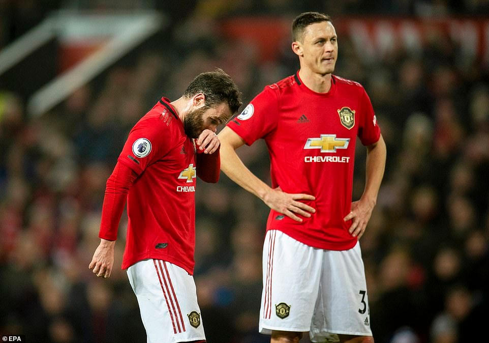 Matic (phải) và Mata chia tay Man Utd sau lần lượt năm và tám năm gắn bó. Ảnh: EPA.