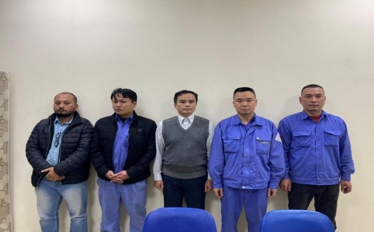 Các đối tượng bị bắt giữ tại Trung tâm đăng kiểm. Ảnh: Công an TP Hà Nội.