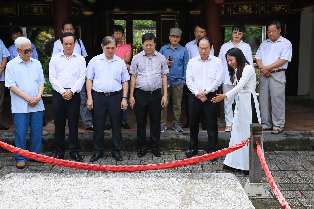 Phó Chủ tịch - Tổng Thư ký Lê Tiến Châu cùng đoàn đại biểu tham quan hiện vật lịch sử được trưng bày tại Đền thờ Vua Lê Đại Hành. Ảnh: Quang Vinh.