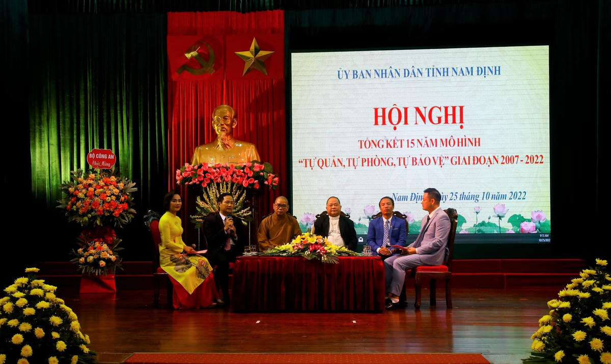 Các đại biểu tọa đàm, trao đổi kinh nghiệm nâng cao chất lượng, hiệu quả thực hiện mô hình.