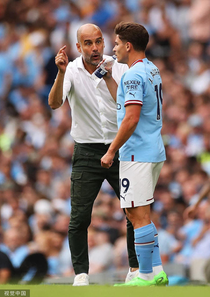 Alvarez và Pep Guardiola trong trận đấu ở Premier League. Ảnh: Titan.