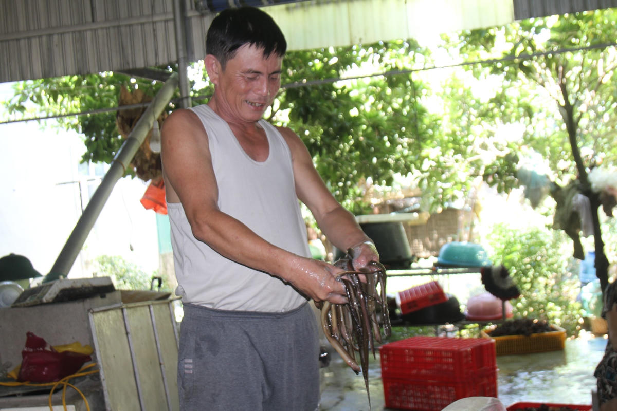 Lươn được rửa qua nhiều lần để làm sạch mùi tanh và độ trơn của da.