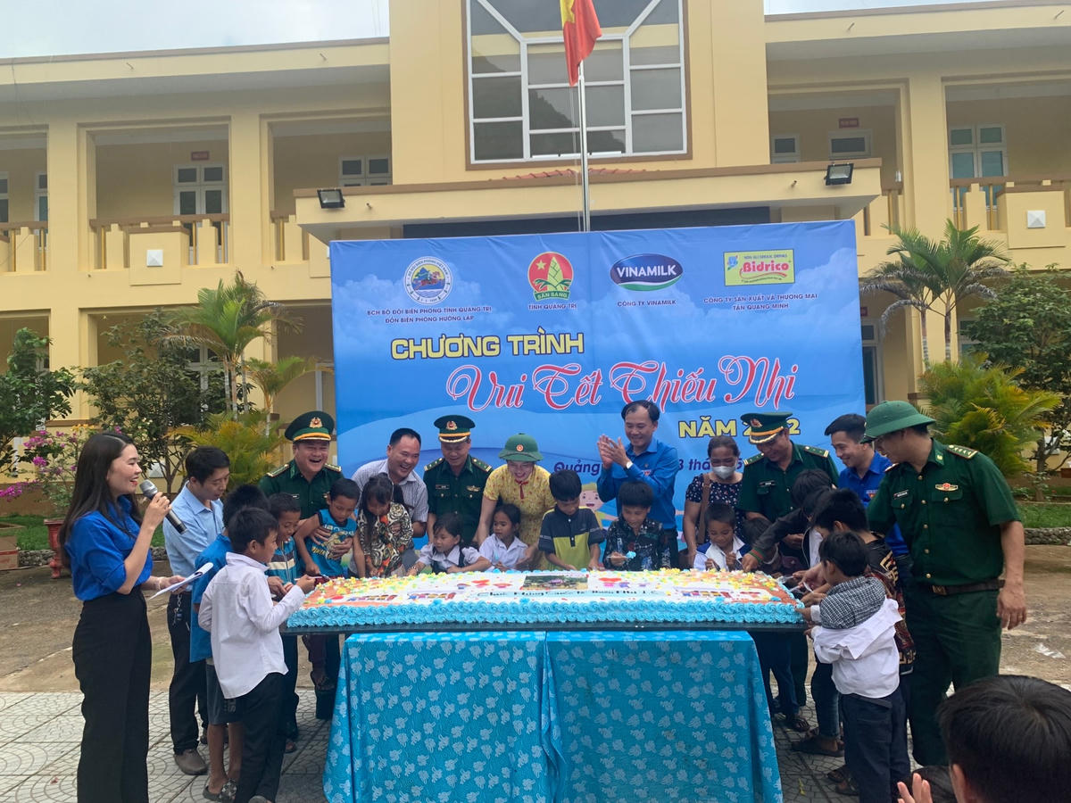 Một chiếc bánh kem khổng lồ rộng 2 m2 được vận chuyển qua quãng đường dài 100km để các em nhỏ nơi đây thưởng thức.