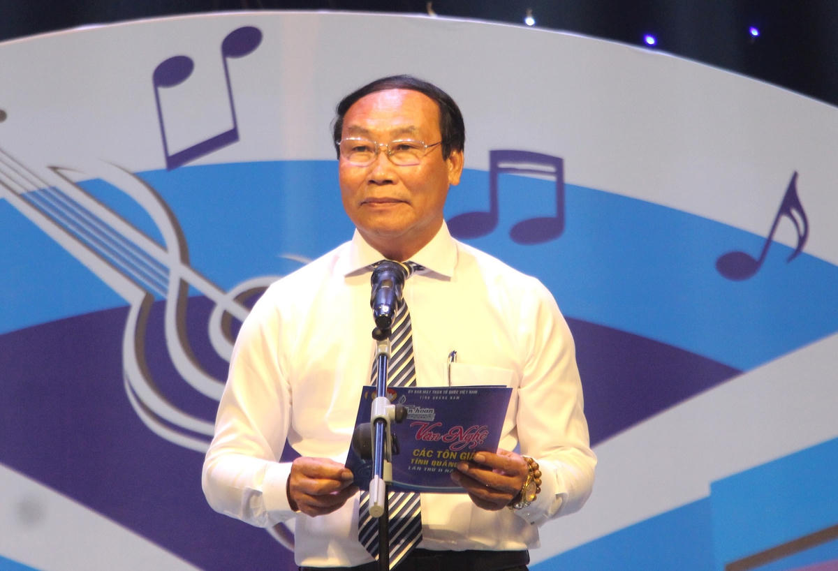 Ông Võ Xuân Ca, Chủ tịch Ủy ban MTTQ Việt Nam tỉnh Quảng Nam phát biểu tại liên hoan văn nghệ.
