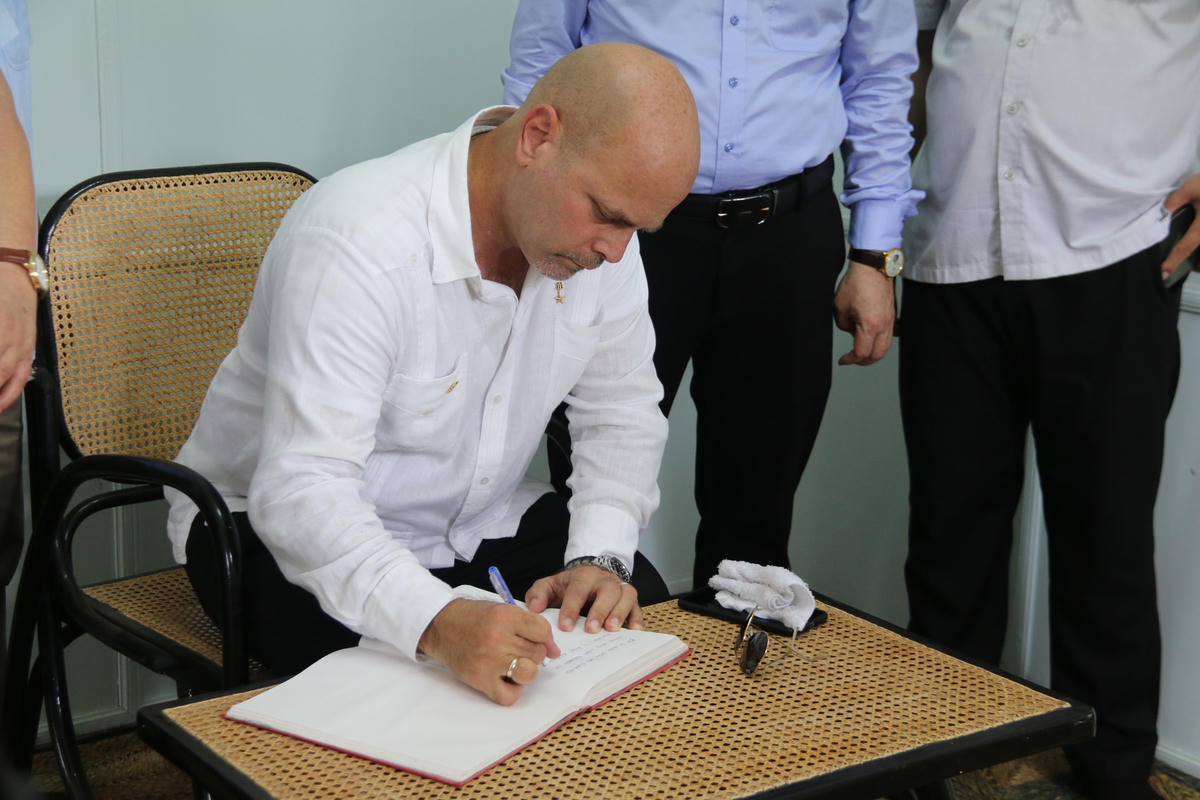 Viết trong lưu bút tại đây, ông Gerardo Hernandez Nordelo khẳng định, đến Khu di tích lịch sử và cũng là nơi Chủ tịch Fidel Castro của họ từng ghé thăm là một vinh dự với những người dân Cuba.