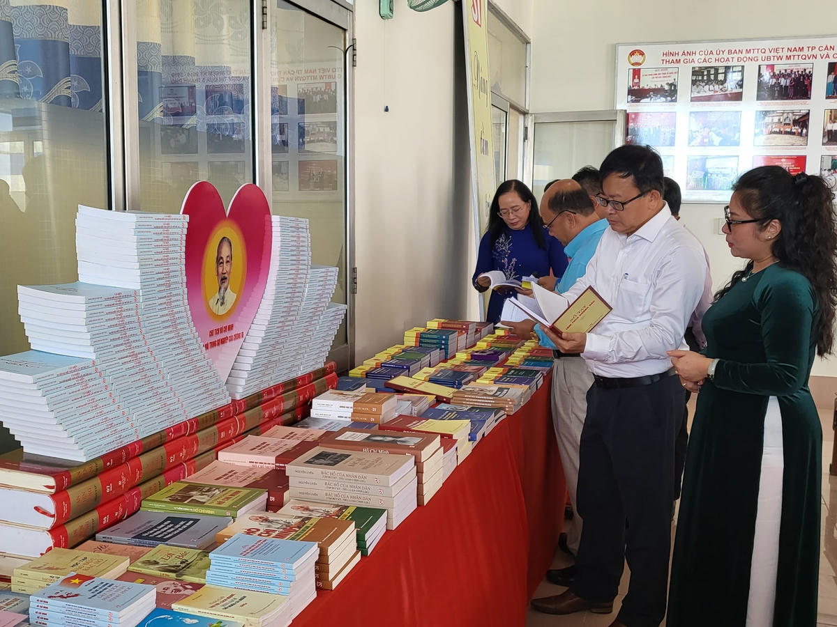 Các đại biểu Tham quan khu vực trưng bày sách bên lề toạ đàm.