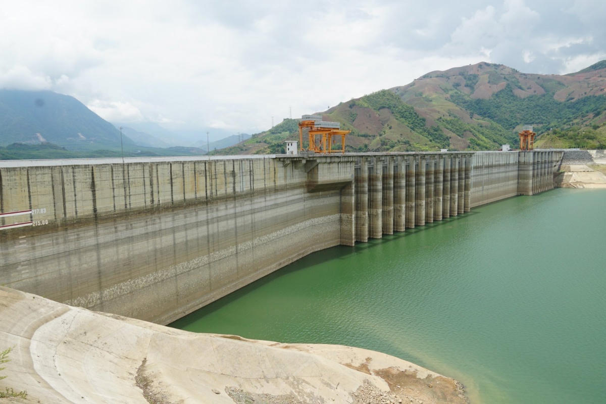 Nhà máy Thủy điện Sơn La - thủy điện lớn nhất Đông Nam Á đang đối mặt với tình trạng khô hạn chưa từng có. Ảnh: Minh Dũng.