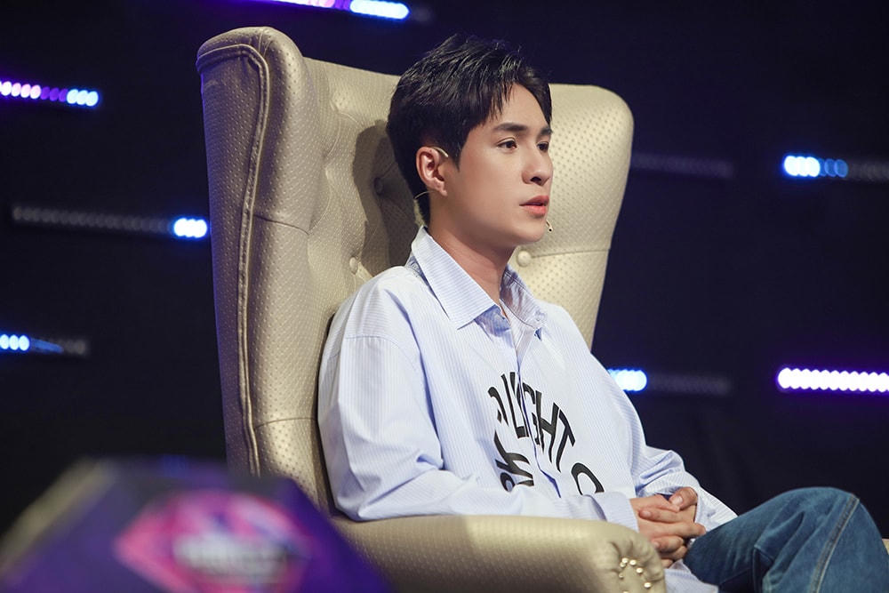 Otis vô cùng đồng cảm với câu chuyện của Thu Hà và bị "thôi miên" bởi vẻ ngoài đáng yêu của cô.