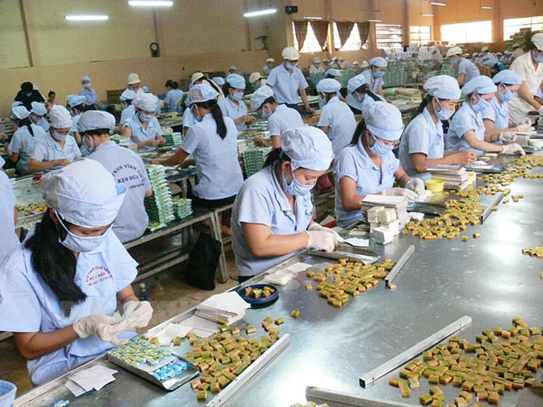 Chế biến kẹo dừa Bến Tre xuất khẩu. Ảnh: Huyền Thu.
