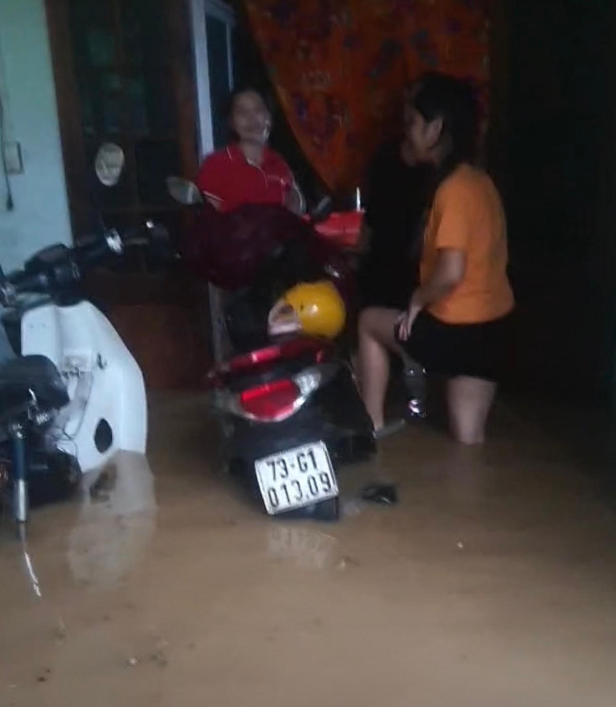 Nước tràn vào nhà dân.
