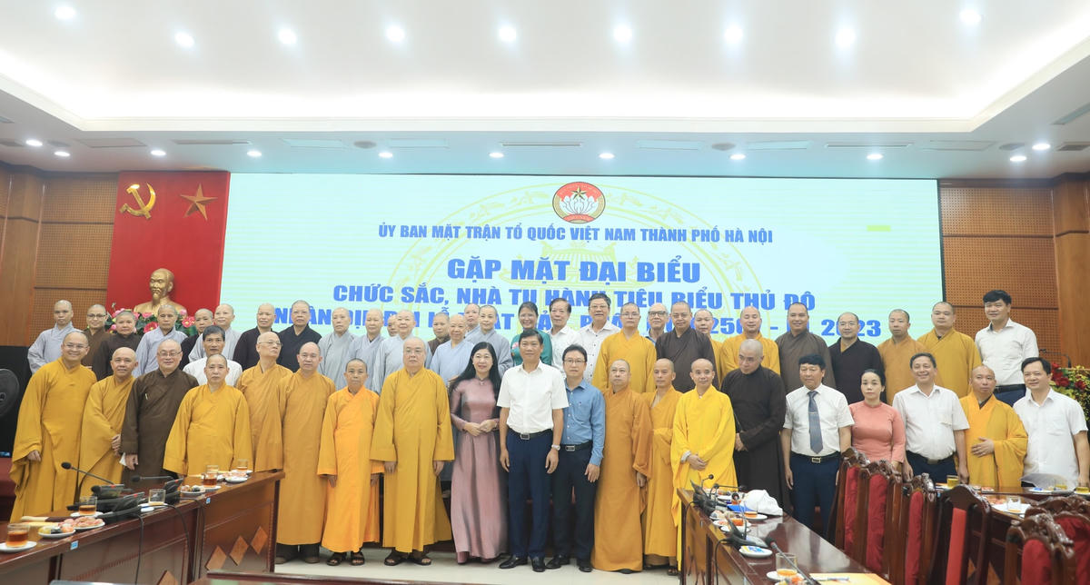 Các đại biểu chụp ảnh lưu niệm trên địa bàn Thủ đô.