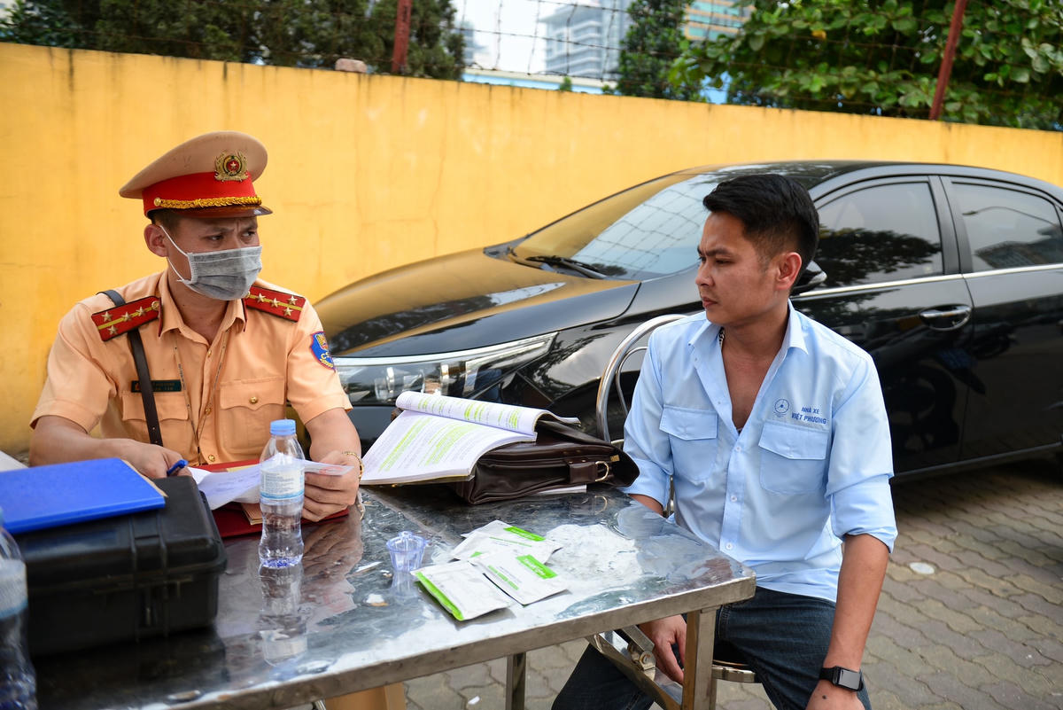 Tài xế Lò Văn Luân chia sẻ: “Tôi thấy việc kiểm tra nồng độ cồn và ma tuý là rất chính xác. Việc này giúp đảm bảo an toàn giao thông cho hành khách và cho người dân. Nhất là vào các dịp lễ, tết”.
