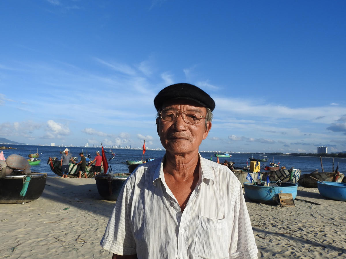 Ông Trần Ngọc Vinh, Chủ tịch Làng nghề truyền thống nước mắm Nam Ô, Trưởng Ban tổ chức Lễ hội Cầu ngư làng cá Nam Ô, phản đối rào lối đi gần nhất xuống nơi neo đậu ghe, thuyền của 170 hộ ngư dân trong mùa mưa bão. Ảnh: Thanh Tùng.