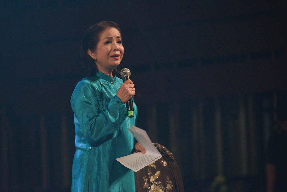 Mạch cảm xúc của chương trình được tiếp nối khi NSND Lê Khanh, NSƯT Minh Trang đã trình diễn những bài thơ, những trích đoạn thơ của nhà thơ Xuân Quỳnh trong chương 3: "Tự hát". Họ đều là những người từng gắn bó và chia sẻ với vợ chồng Lưu Quang Vũ – Xuân Quỳnh nhiều kỷ niệm. Cùng với chiều dài của thời gian và chiều sâu của những trải nghiệm, họ thể hiện được tình cảm gia đình, những trăn trở và khắc khoải mà nữ sĩ đã ghi lại. 