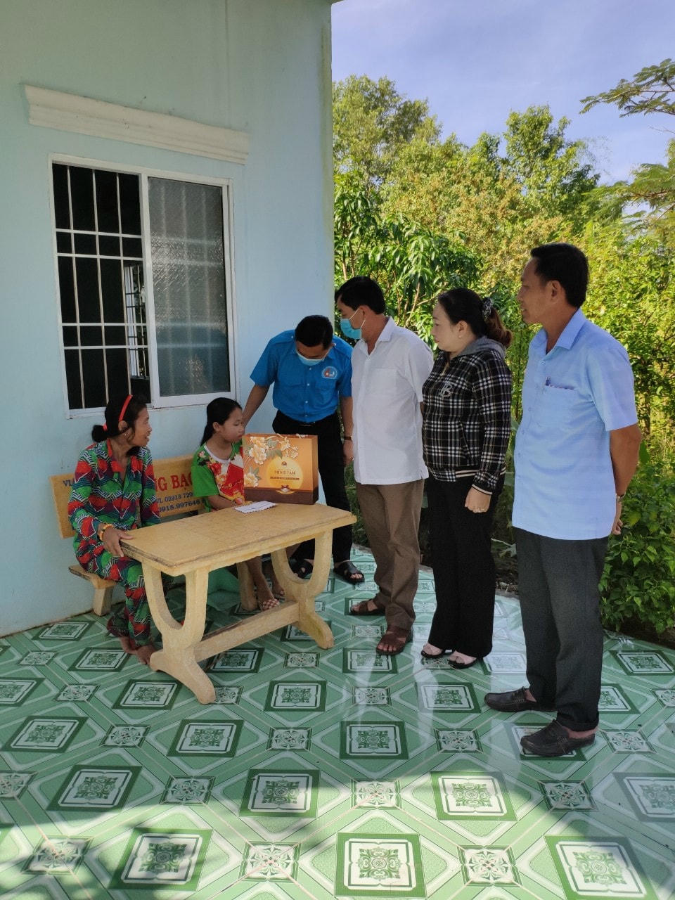 Lãnh đạo UBND huyện và huyện Đoàn Vĩnh Lợi đến nhà tặng quà trung thu cho trẻ em khuyết tật trên địa bàn