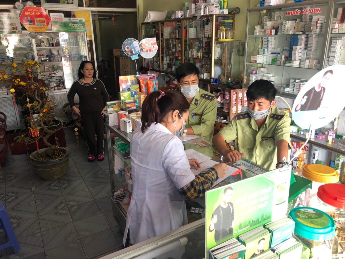 Lực lượng quản lý thị trường yêu cầu ký cam kết không tăng giá bất hợp lý. Nguồn: GLO.