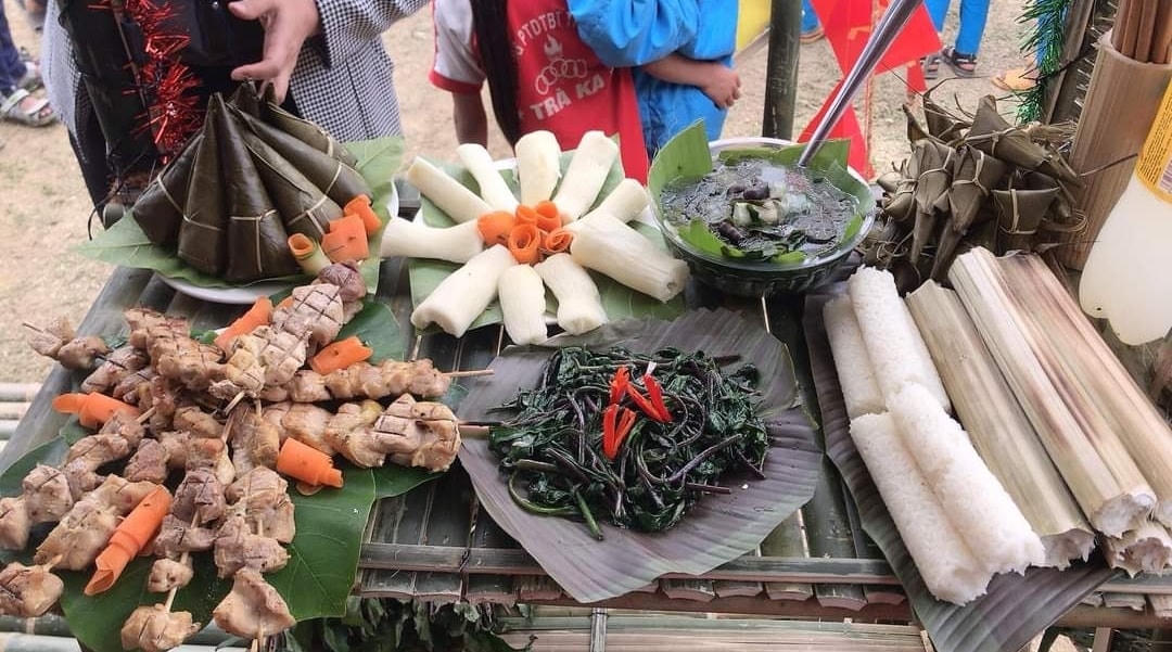 Bánh sừng trâu chế biến từ nếp ngâm gói bằng lá dong hoặc rồi nấu chín.