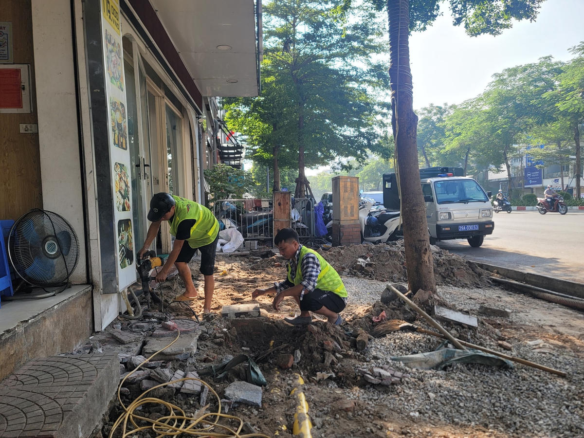 Theo tìm hiểu, đơn vị thi công vỉa hè phố Ô Chợ Dừa là công ty Cổ phần Đầu tư và Xây dựng Tản Đà.
