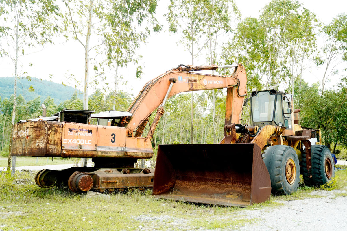 Sau khi bị dừng hoạt động, HTX khai thác đá Tân Hồng chưa di dời, tháo dỡ máy móc, phương tiện mà để lại công trường. 