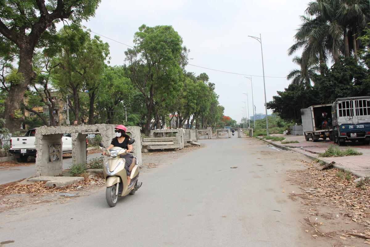 Dự án mở rộng đường 70 đoạn qua phường Xuân Phương - Tây Mỗ sau một thời gian triển khai, mọi hạng mục vẫn ngổn ngang, nhếch nhác.