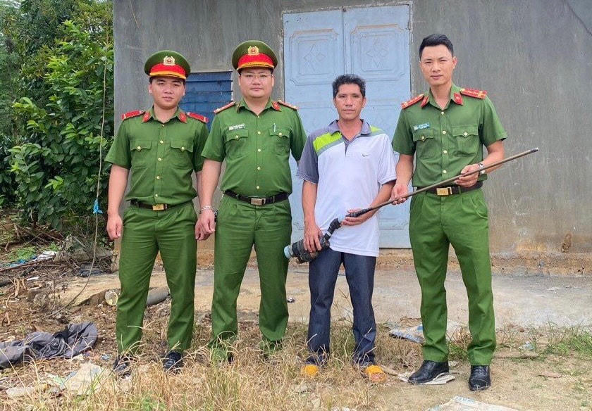 Người dân tự giác giao nộp súng tự chế cho lực lượng Công an.