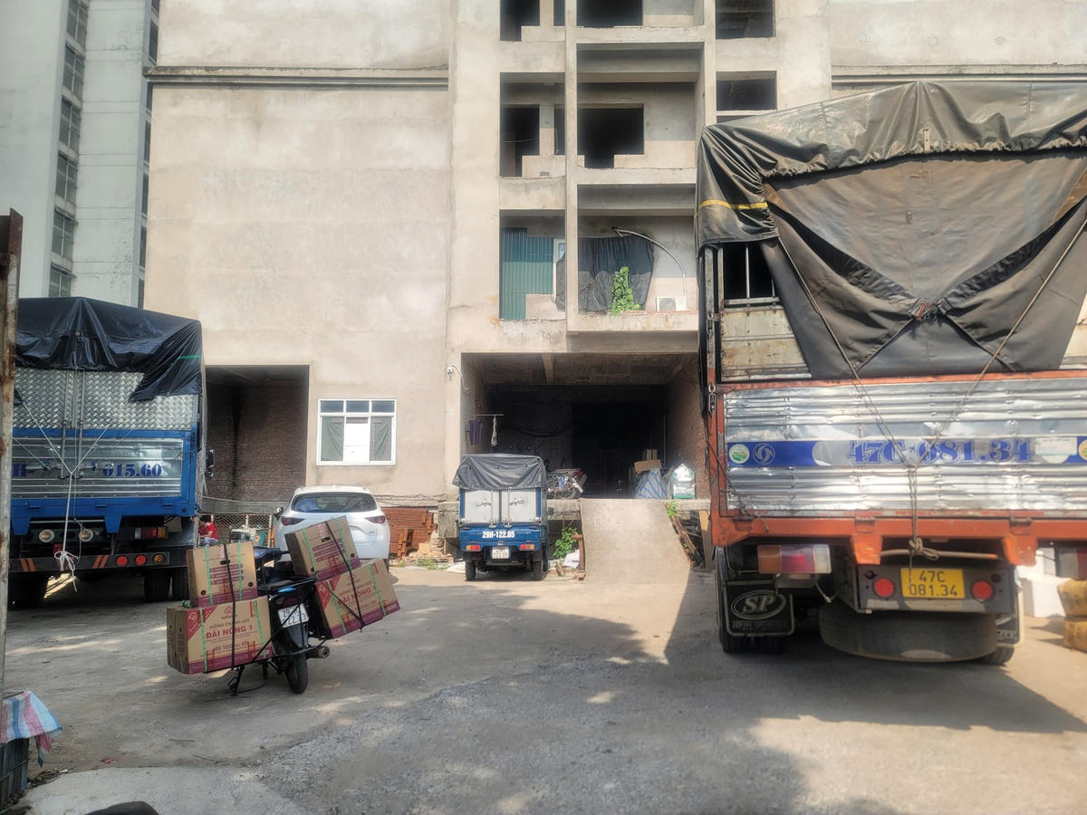 Hàng hoá được vận chuyển ra vào liên tục tại các toà nhà xây dở.