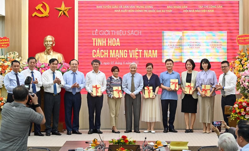 Lễ ra mắt cuốn sách 