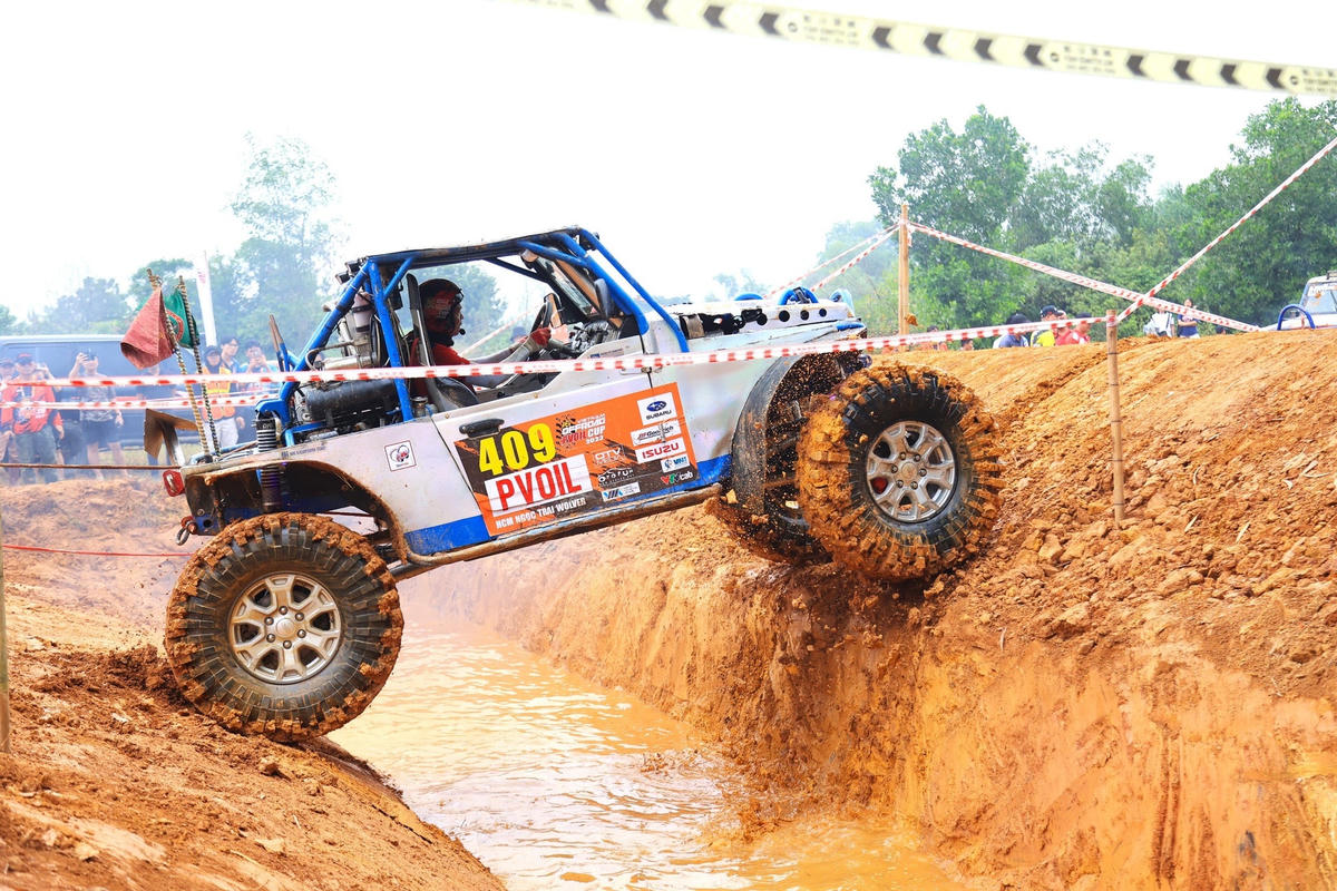 Cận cảnh đua xe ô tô địa hình mạo hiểm ở Hà Nội