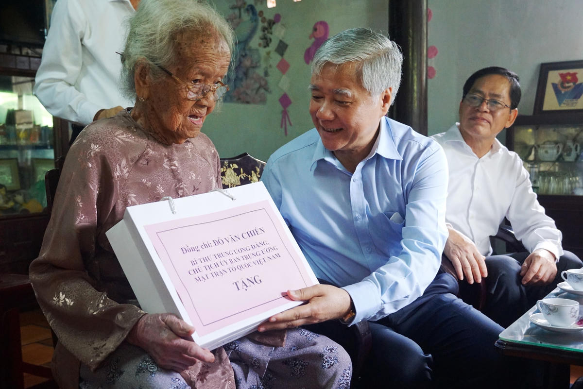 Bí thư Trung ương Đảng, Chủ tịch Ủy ban Trung ương Mặt trận Tổ quốc Việt Nam Đỗ Văn Chiến tặng quà tri ân Mẹ Việt Nam Anh hùng Trần Thị Đường ở xã Hòa Long, thành phố Bà Rịa. Ảnh: Mạnh Thìn.