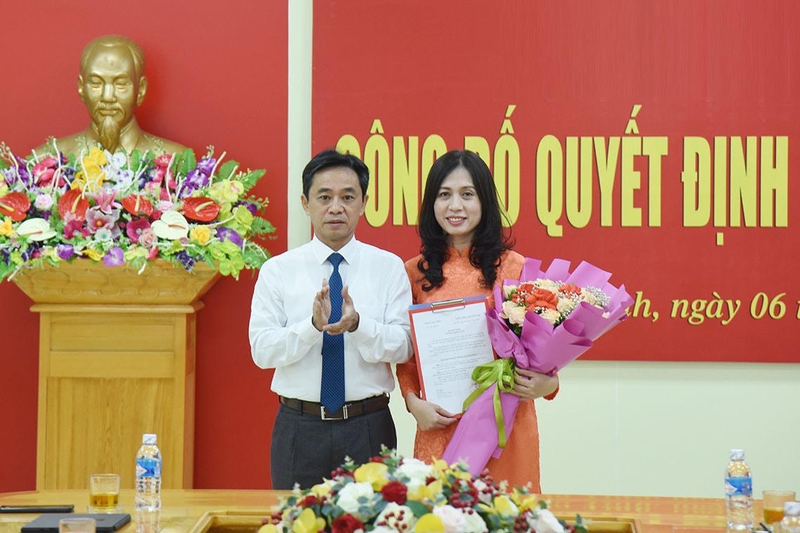 Ông Trần Thế Dũng tặng hoa chúc mừng tân Phó Tổng biên tập Báo Hà Tĩnh. 