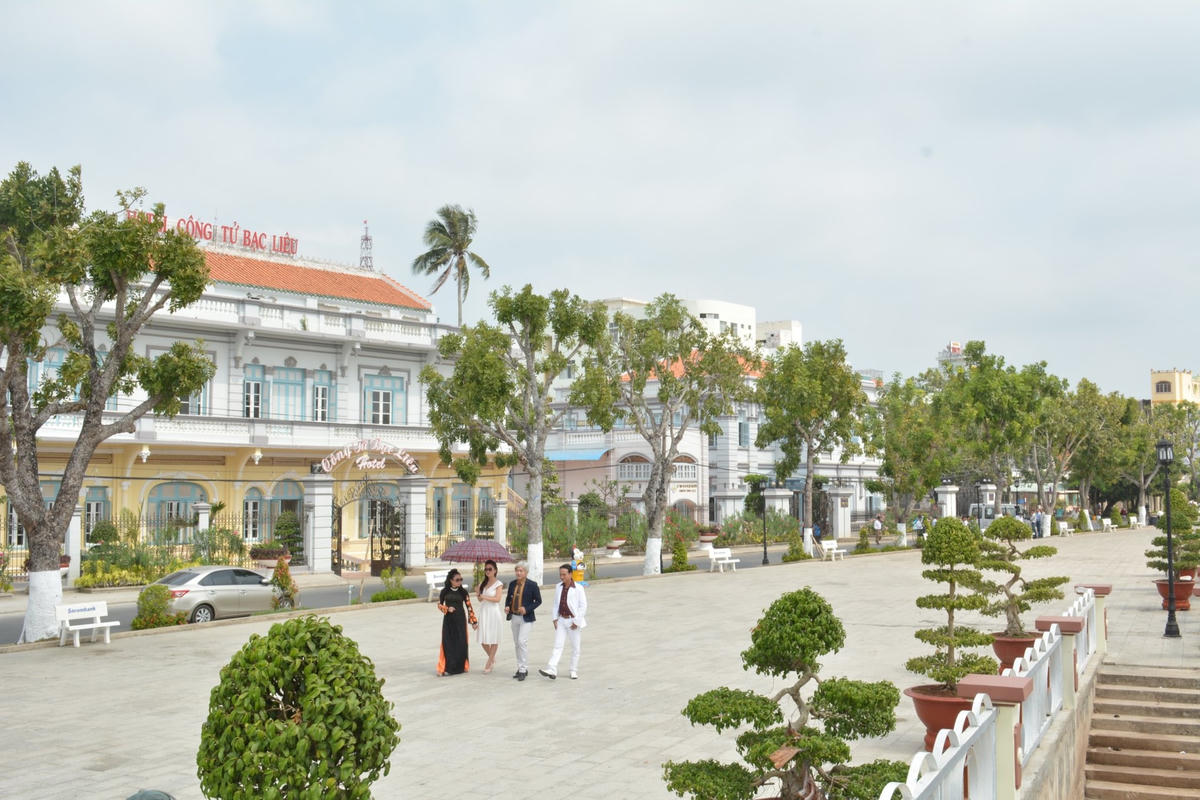 Nhà công tử Bạc Liêu địa điểm hu hút rất đông du khách.