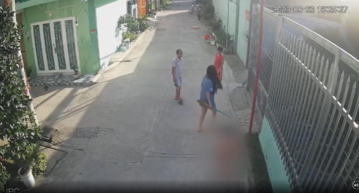 Hình ảnh cắt từ video hành vi bạo hành bé trai 8 tuổi ở quận 12, TP HCM.
