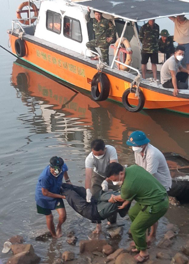 Đưa thi thể nạn nhân lên bờ.